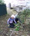 Rodiče opravují zahradu